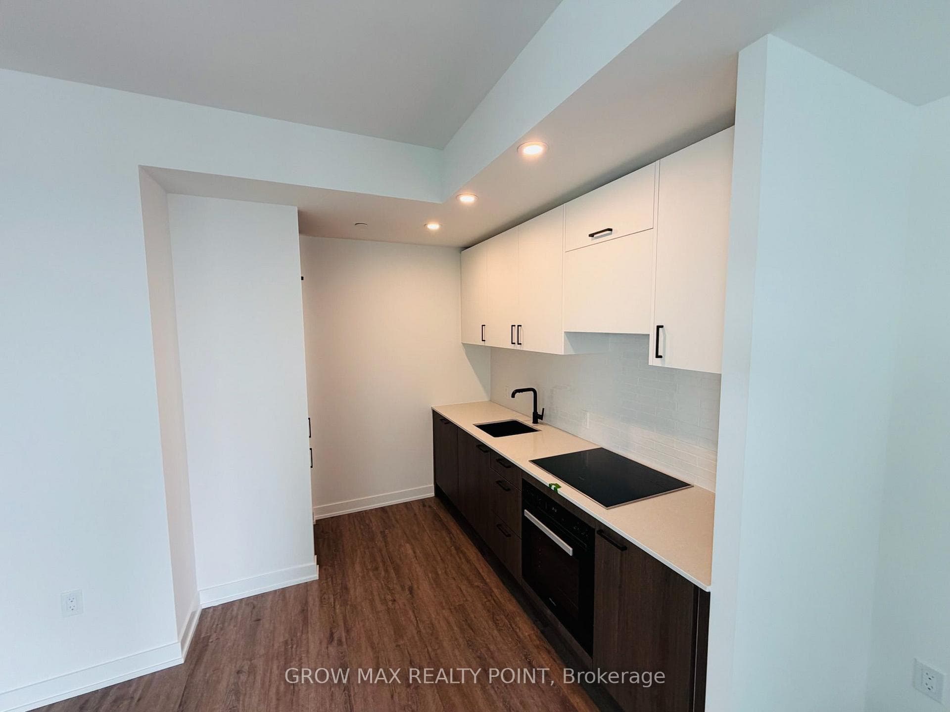 1 Quarrington Lane Unit 1605 photo 2