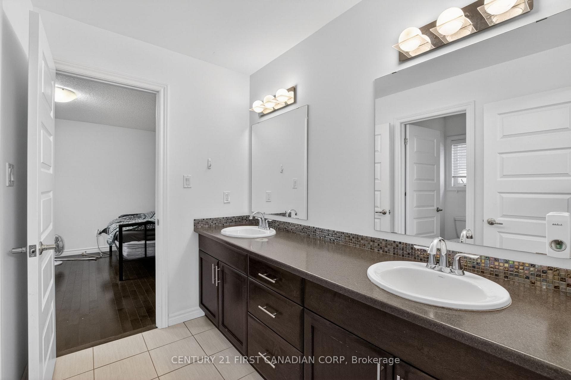 697 Killarney Road photo 21
