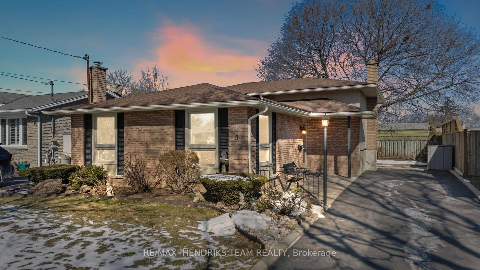 5 Sheridan Drive photo 1