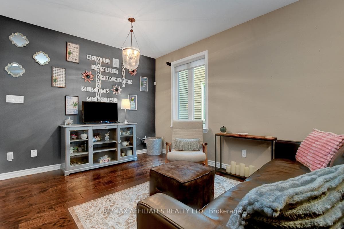 228 Fergus Crescent photo 7