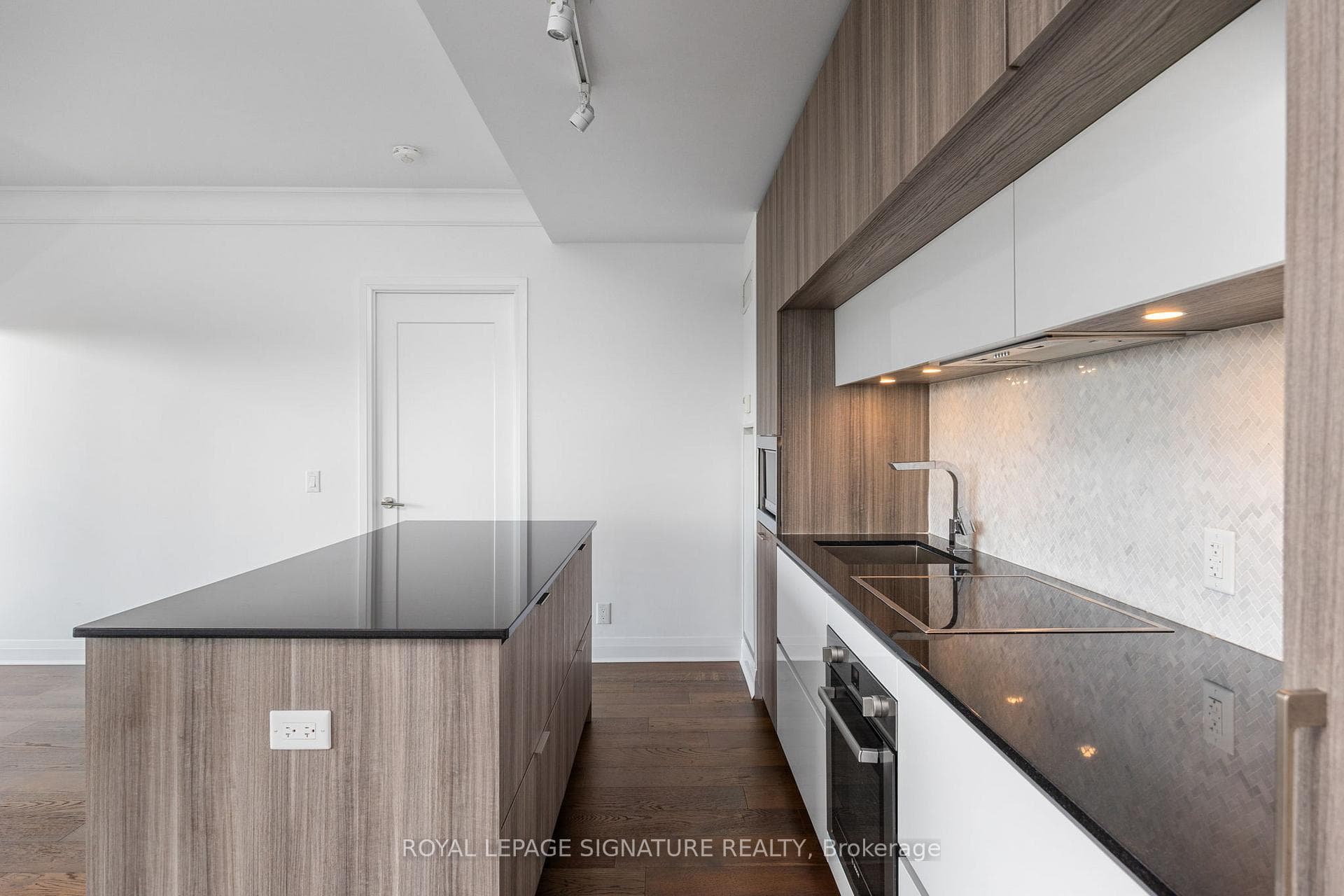 151 Avenue Road Unit 701 photo 4