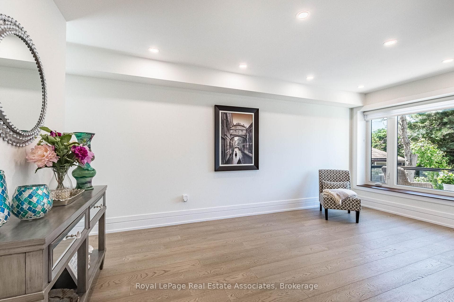 1071 Westmount Avenue photo 5