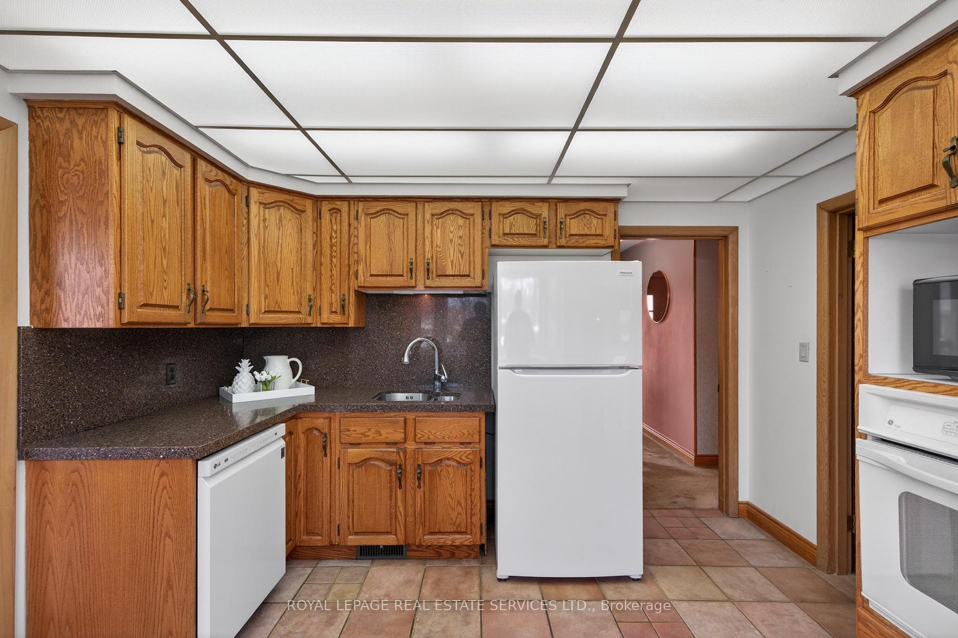 327 Strathcona Drive photo 17