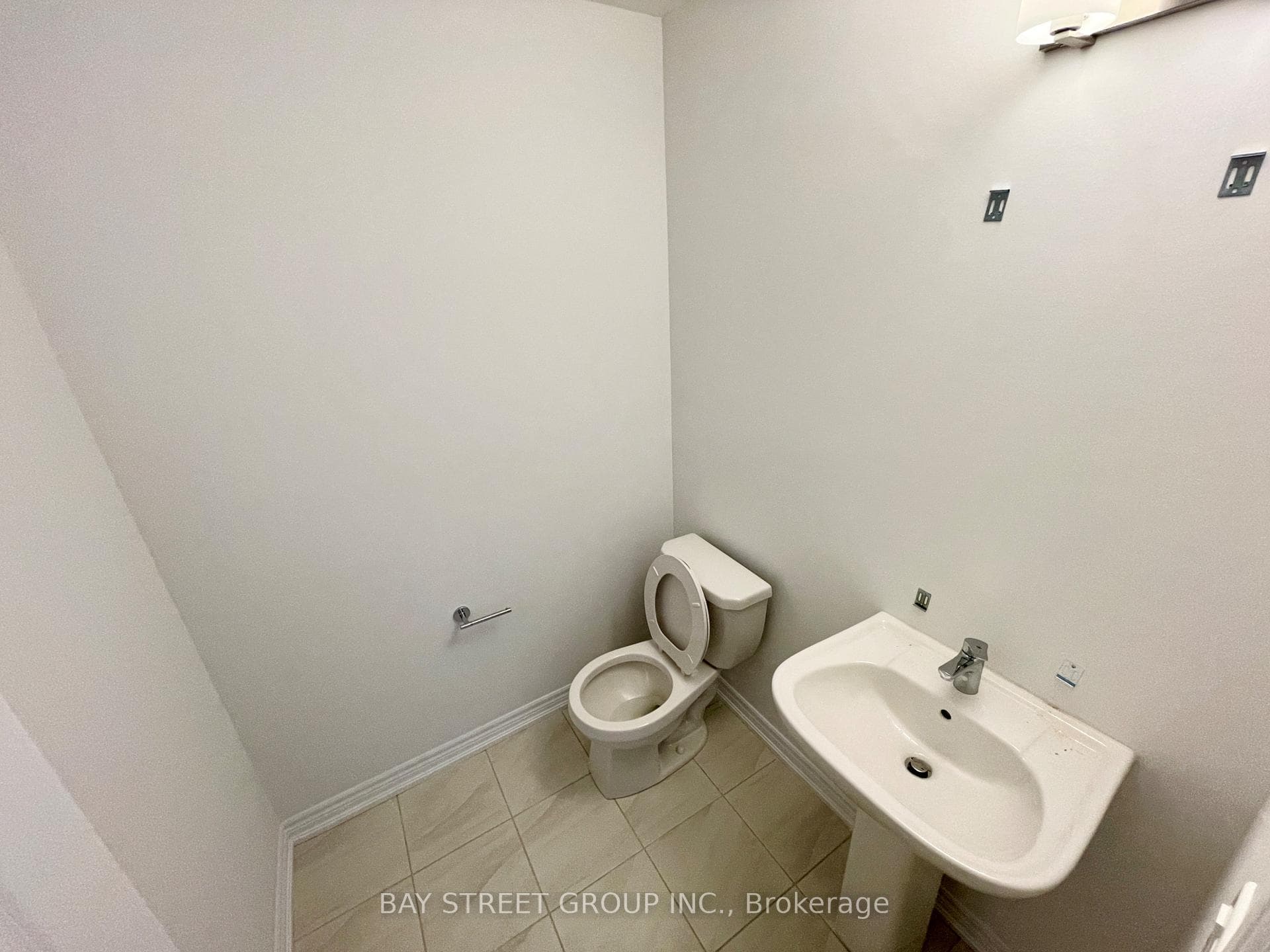 11814 Tenth Line photo 7