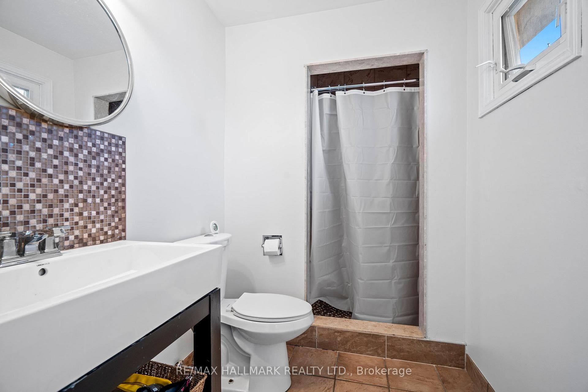2394 Arnold Crescent photo 26