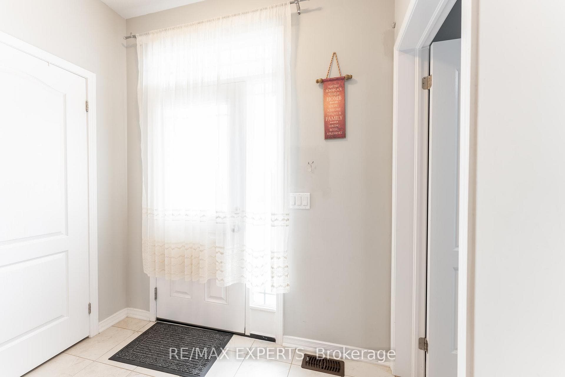 404 Dougall Avenue photo 3