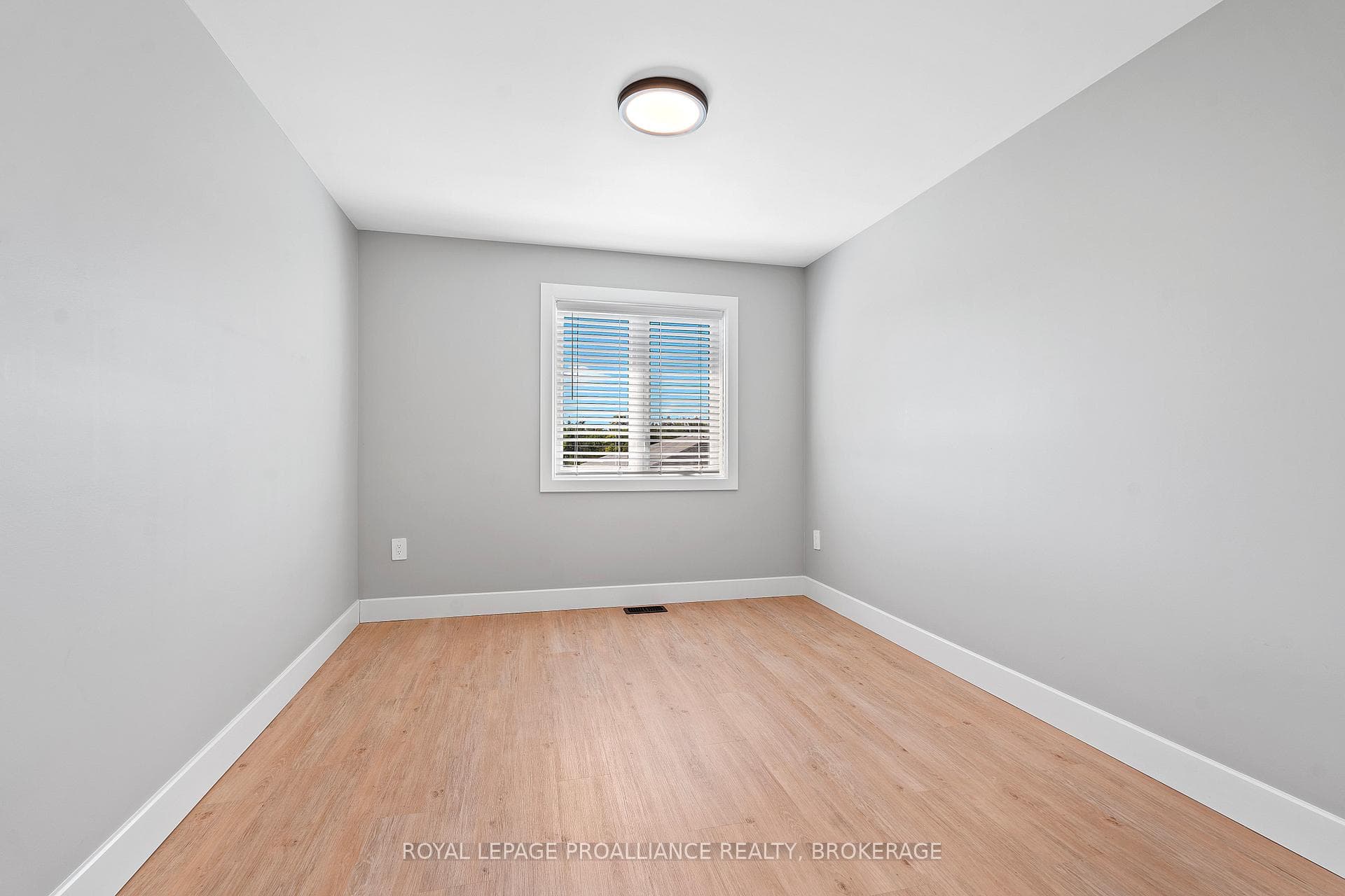 12 Dusenbury Crescent photo 24