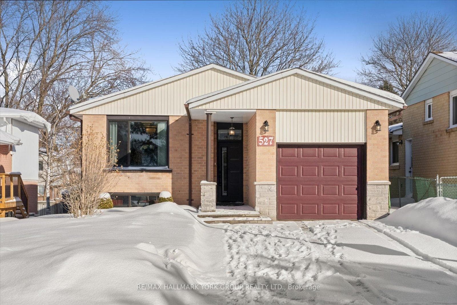 527 Cody Crescent photo 1