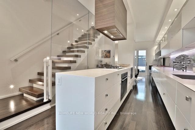 230 Manning Avenue photo 3