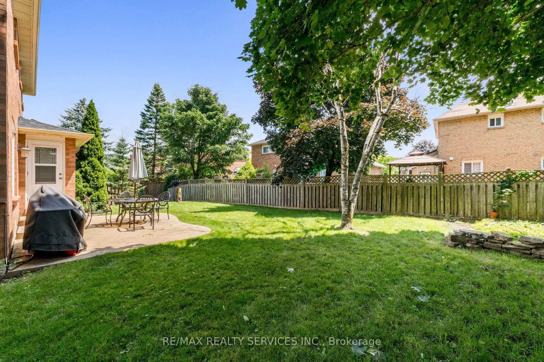 46 Hall Crescent photo 40