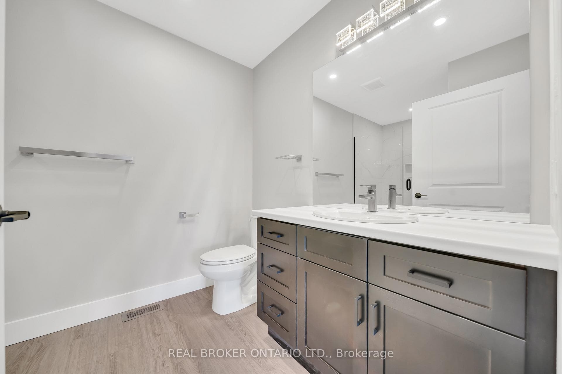 211 Queen Street photo 18