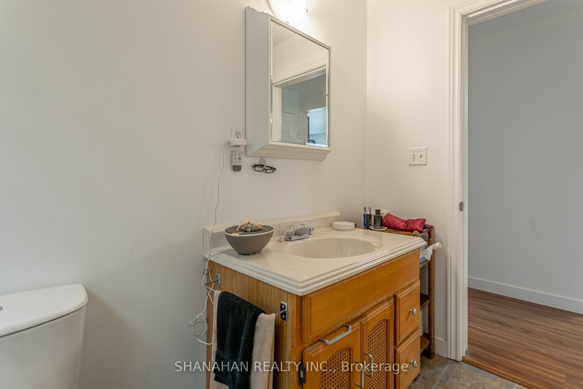438 Huron Street photo 18