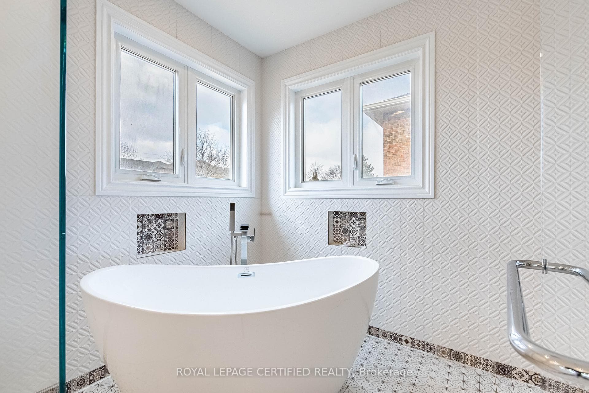 48 Fernbrook Crescent photo 27