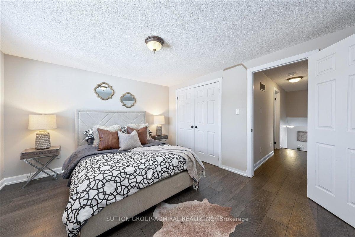 6965 HICKLING Crescent photo 25