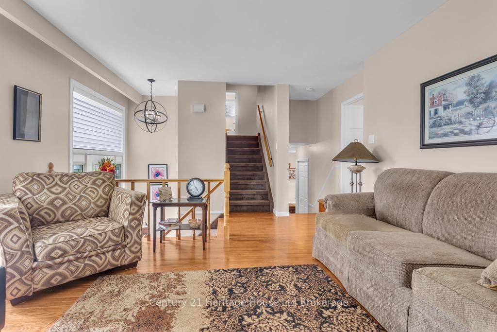 Livingroom with hardwood floors