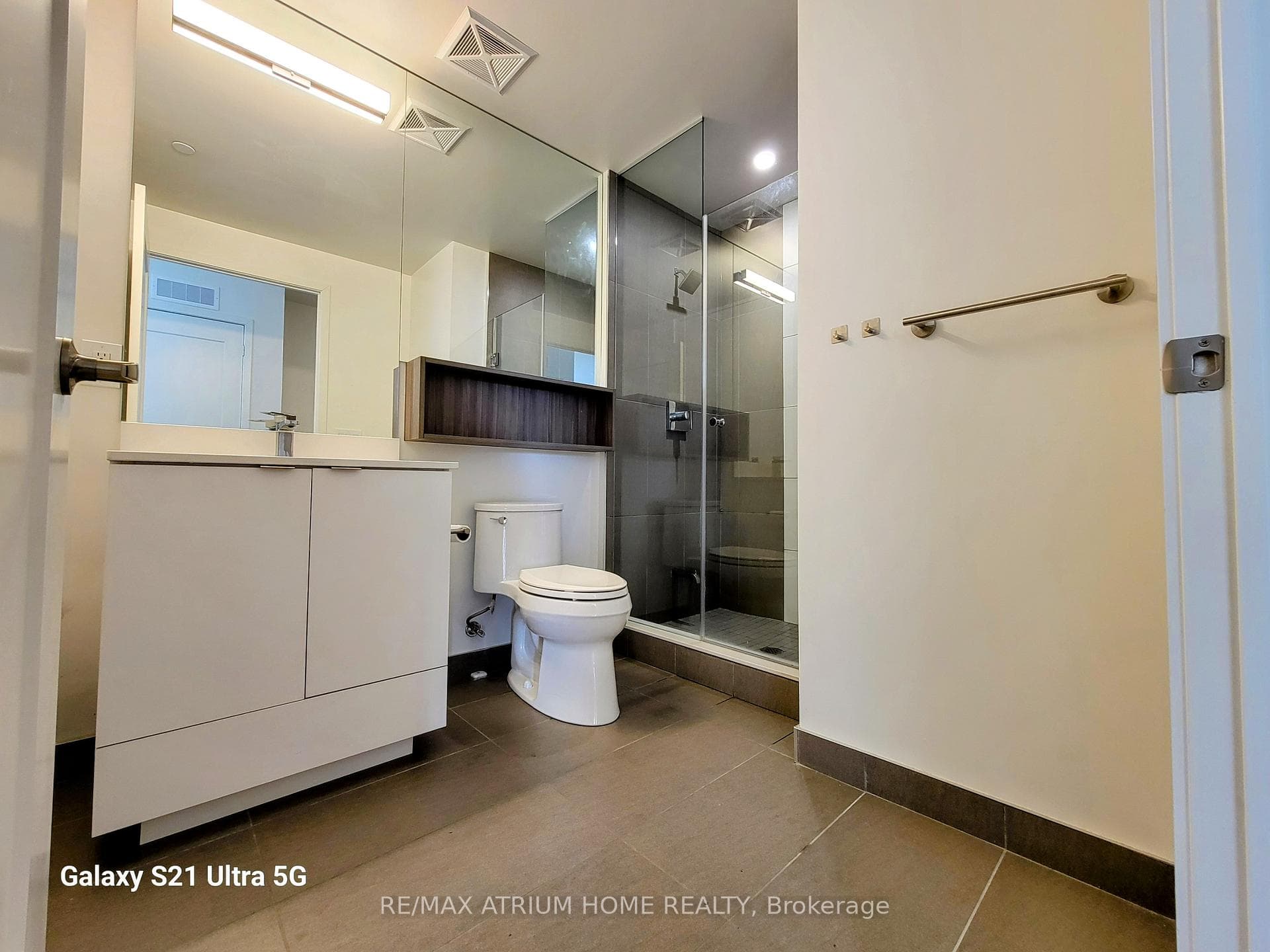 3-pc bath off Den