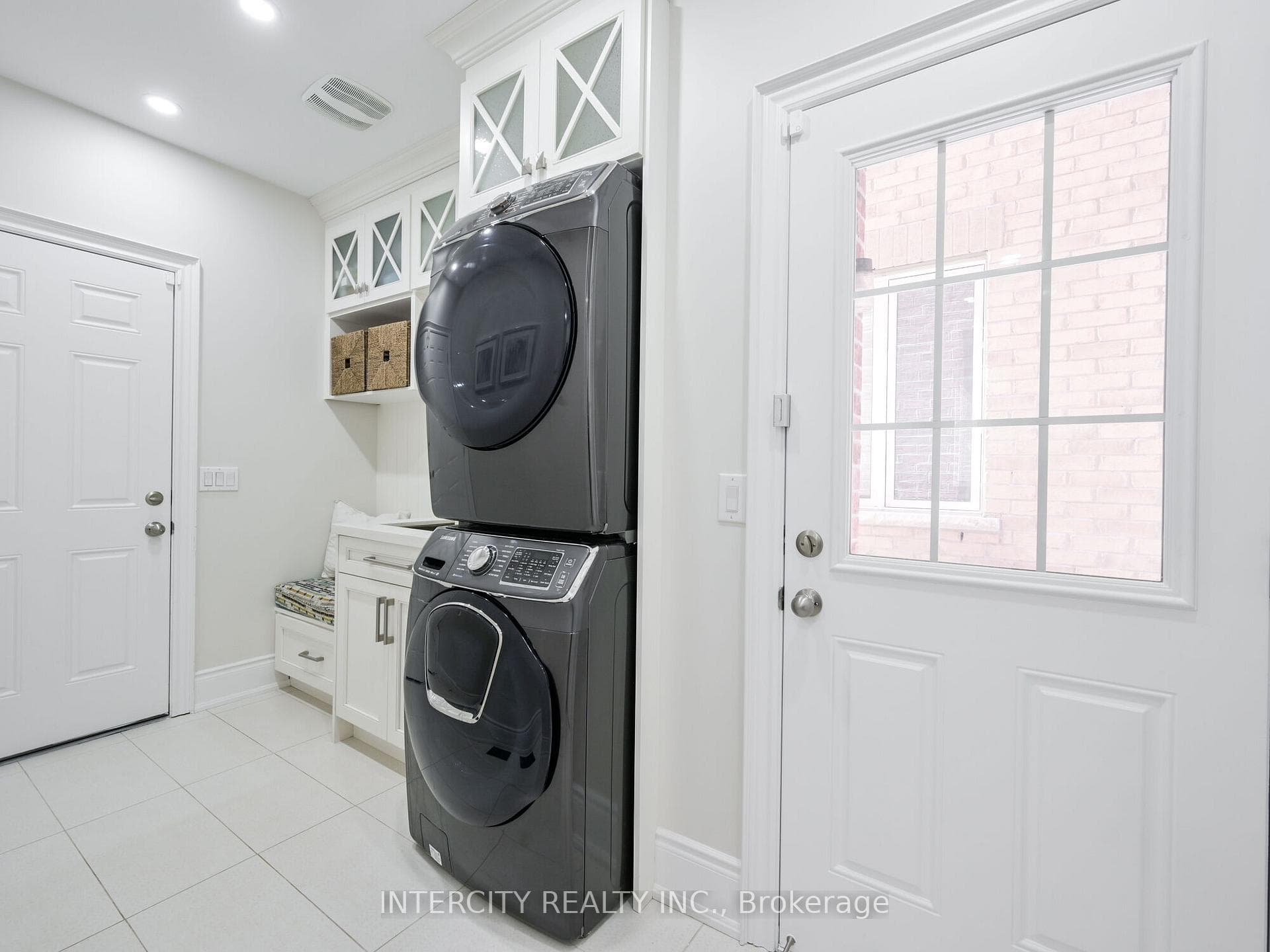 180 Newhouse Boulevard photo 29