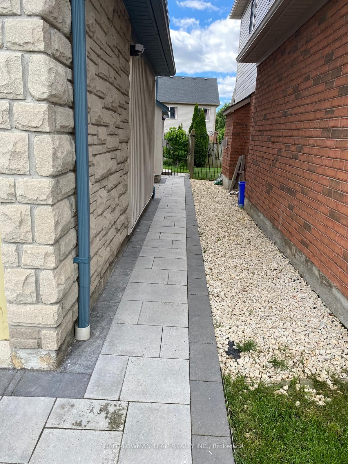 17 Claridge Crescent photo 2