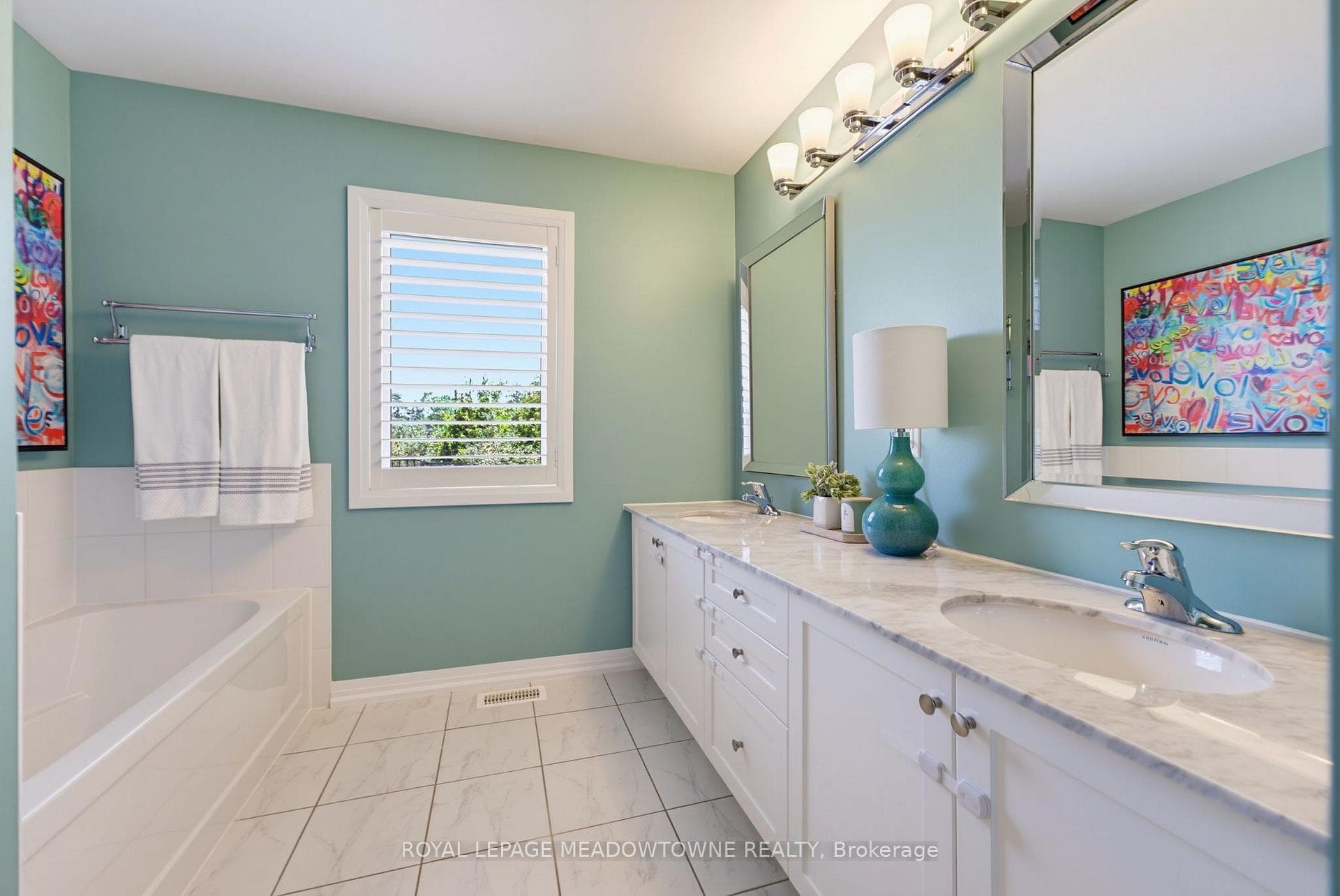 779 Banks Crescent photo 20