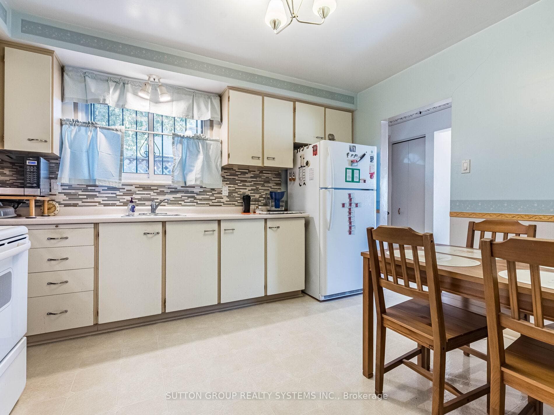 8 Dearbourne Boulevard photo 22