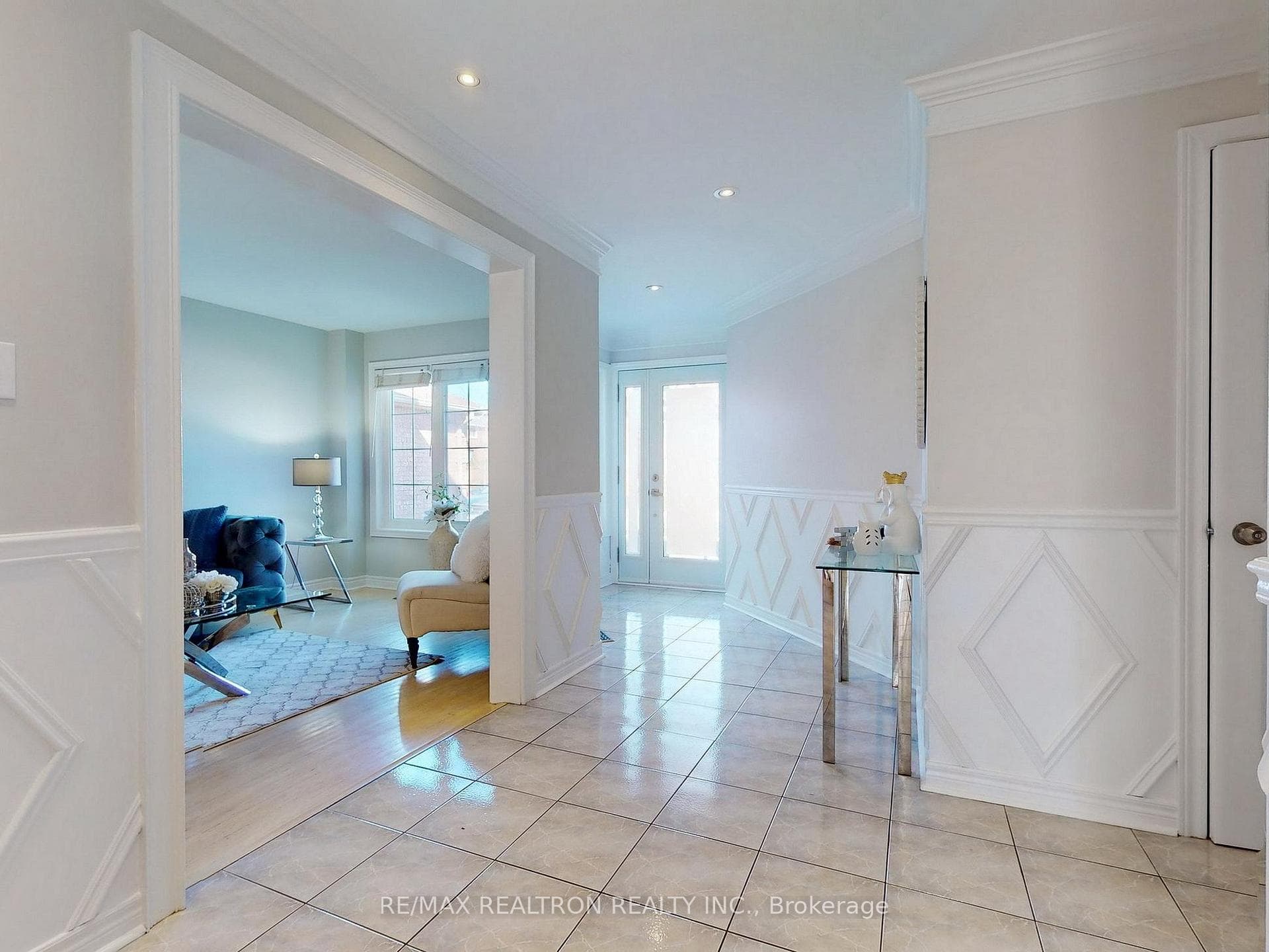1605 Seguin Square photo 3
