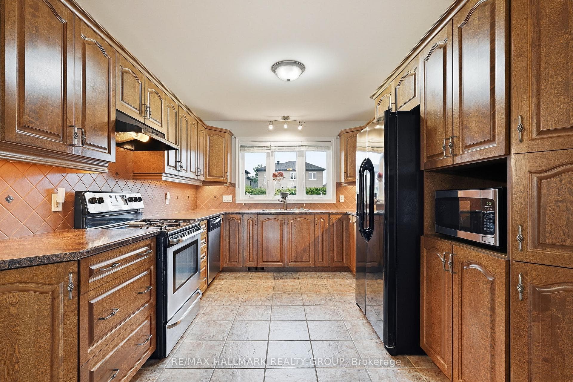 127 CASTEL Street photo 13