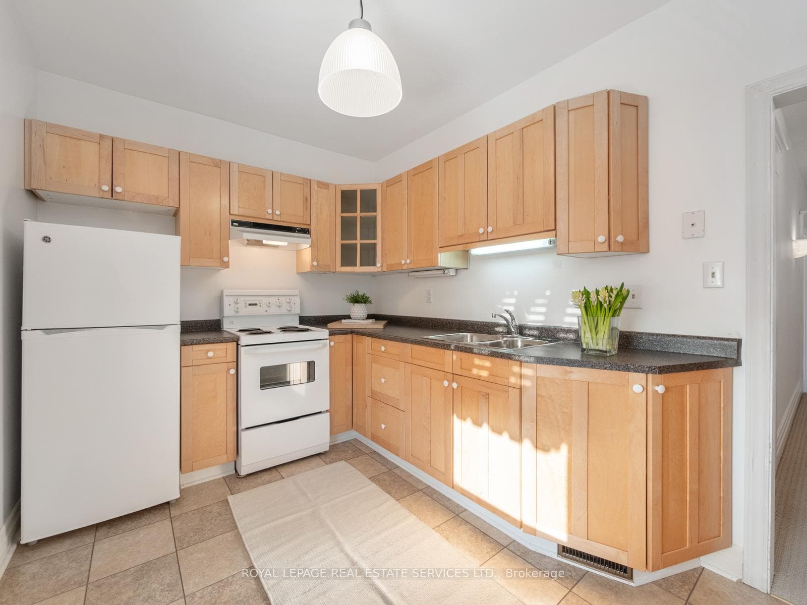 574 St Clarens Avenue photo 32