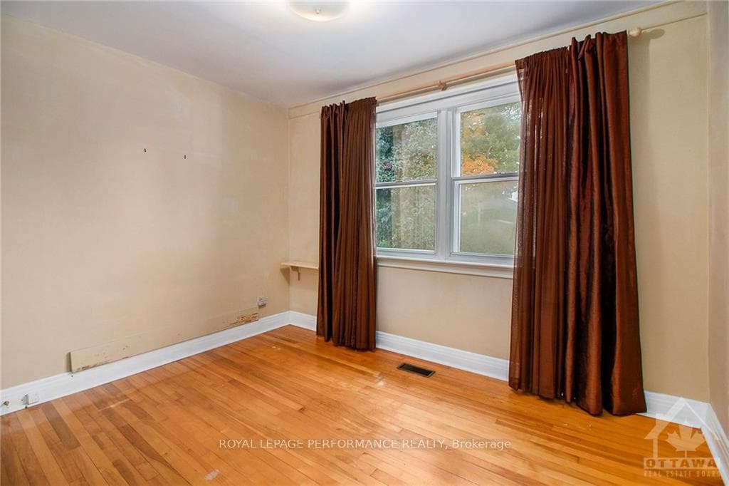 1670 SAINT-LAURENT Street photo 25