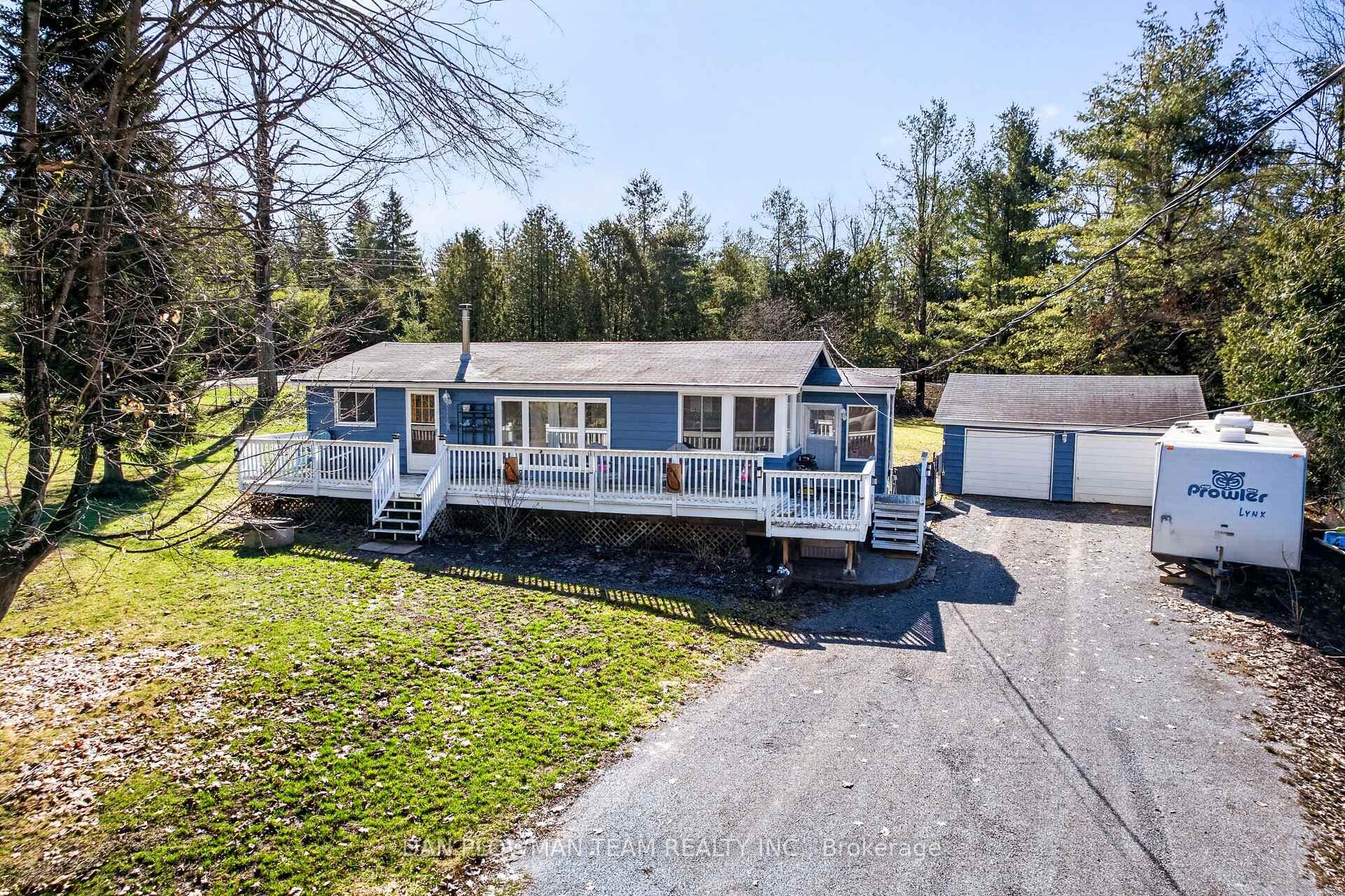 1545 Westview Crescent photo 3