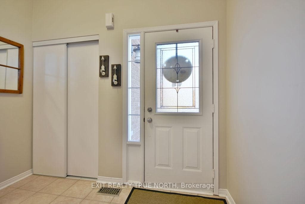 1321 Vincent Crescent photo 4