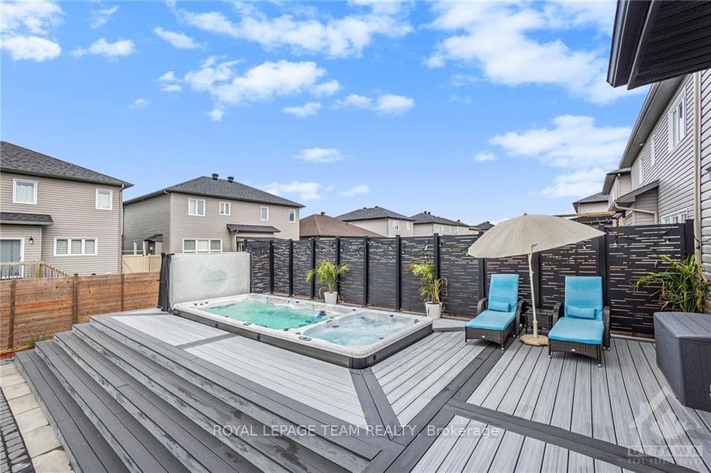 241 SUNSET Crescent photo 27