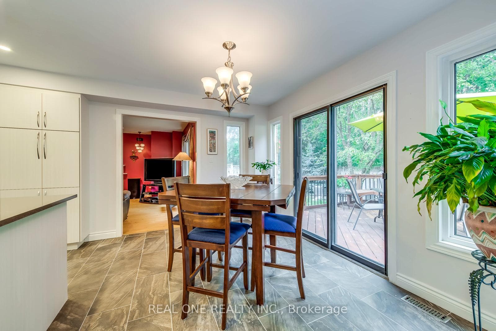 566 Blenheim Crescent photo 15