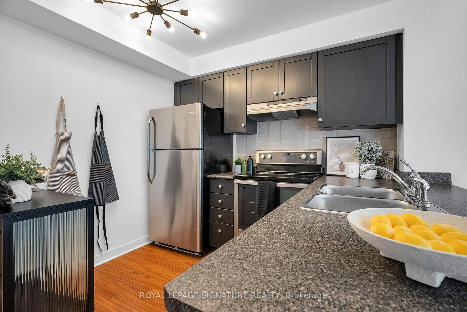 650 Queens Quay Unit 918 photo 3