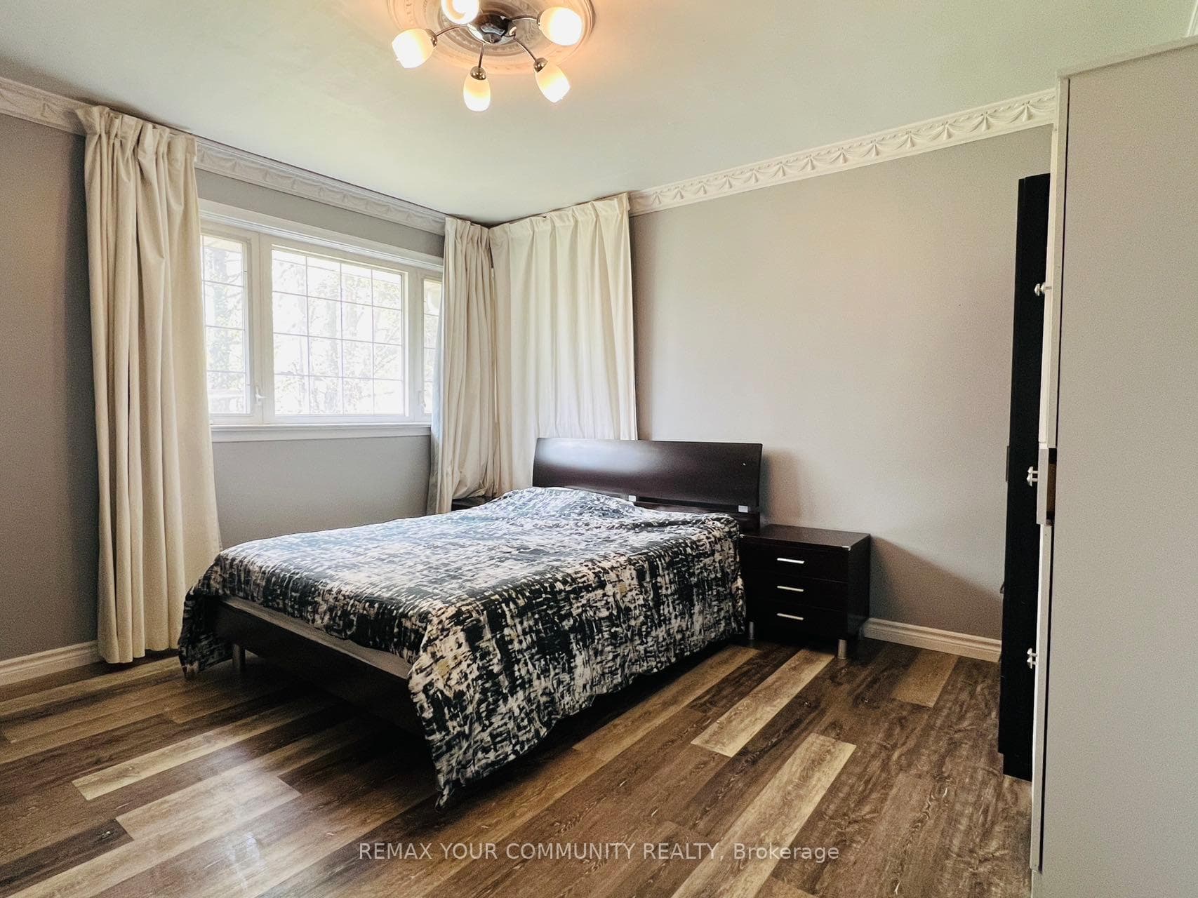 211 James Street photo 9