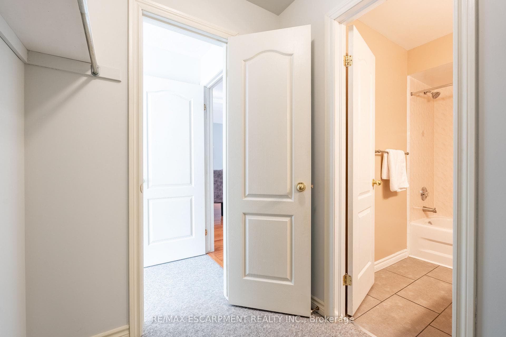 222 Fellowes Crescent Unit 11 photo 22