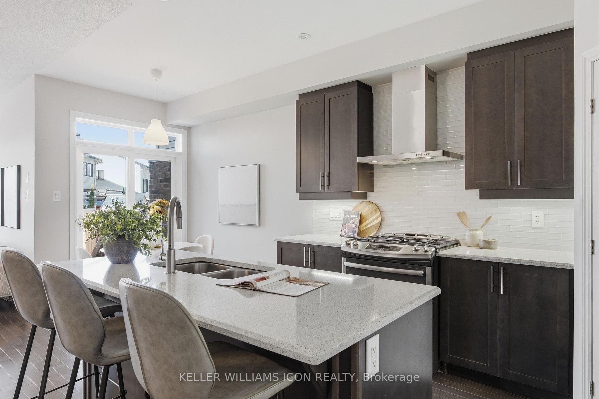 636 Tennant Way photo 8