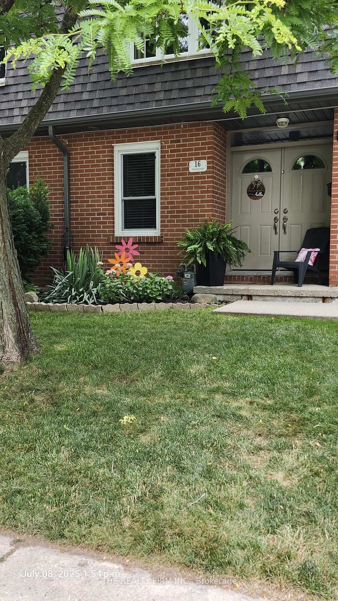 Summer Photo of front of house.