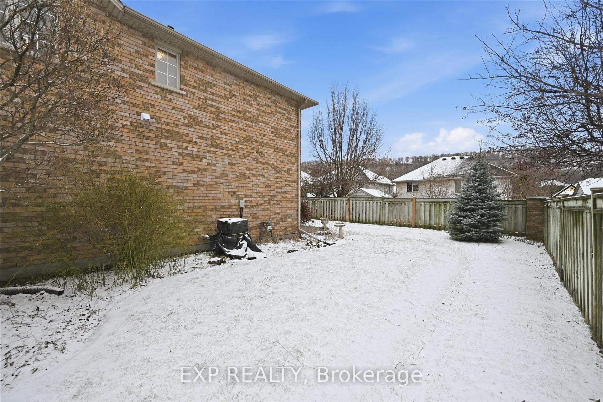 Private side yard with no neighbours