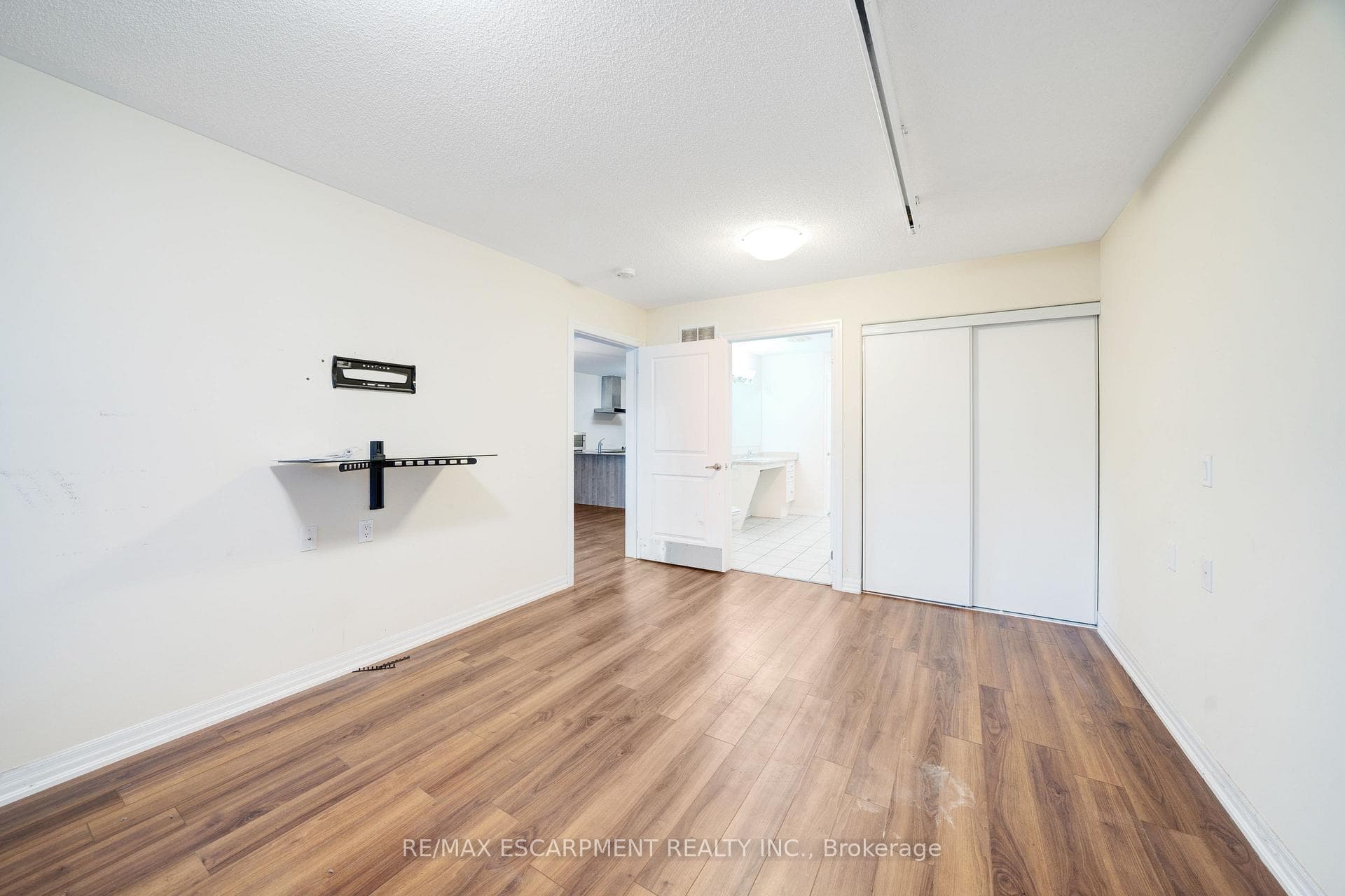 1701 Silverstone Crescent photo 23