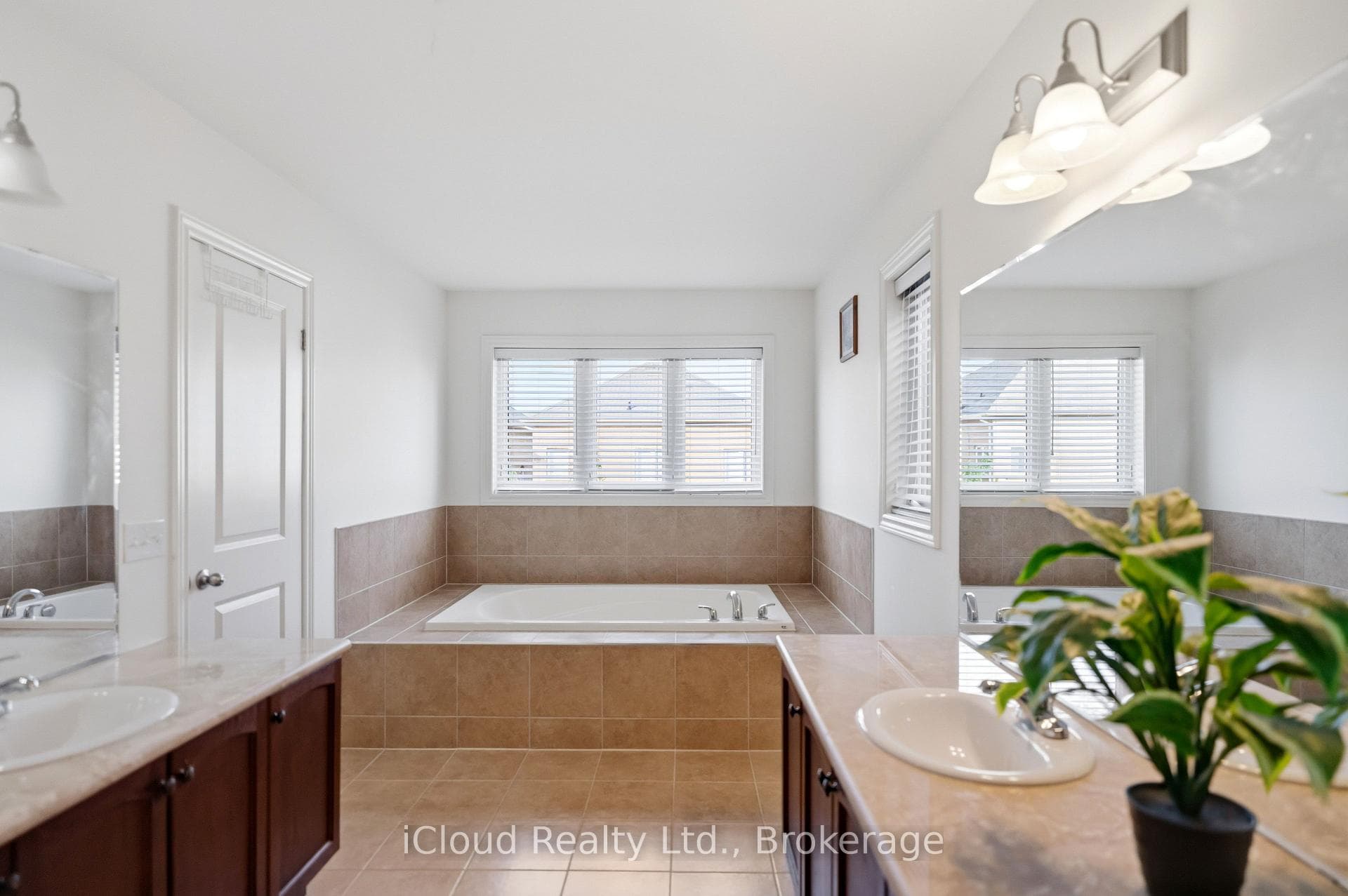 5 Leith Drive photo 28