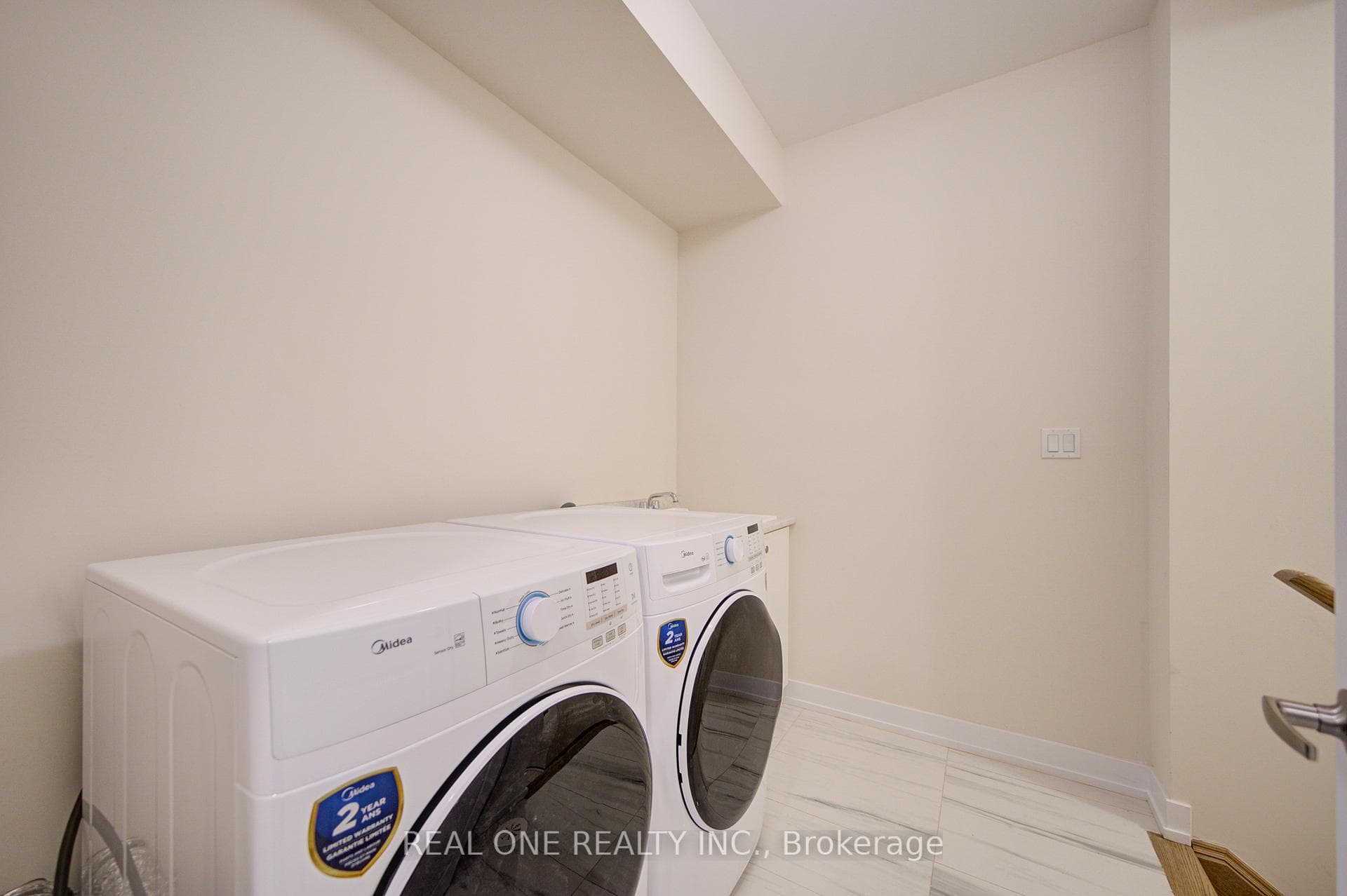 3073 Welsman Gardens photo 44