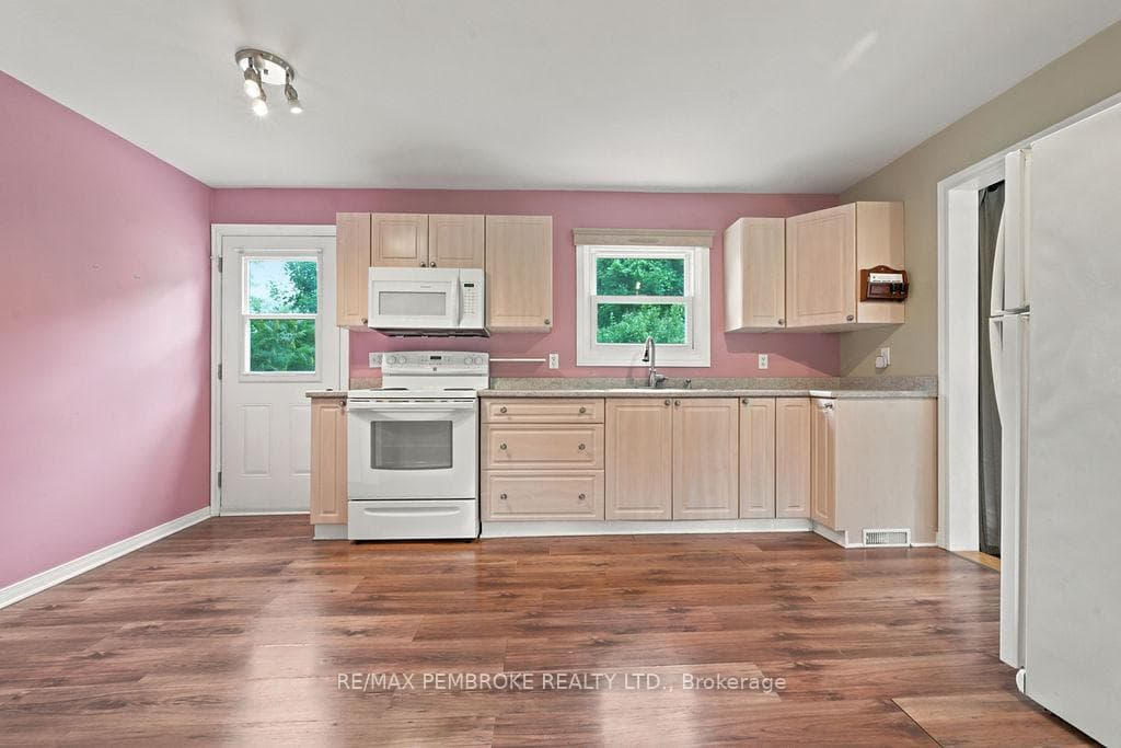 225 Wellington Street photo 6