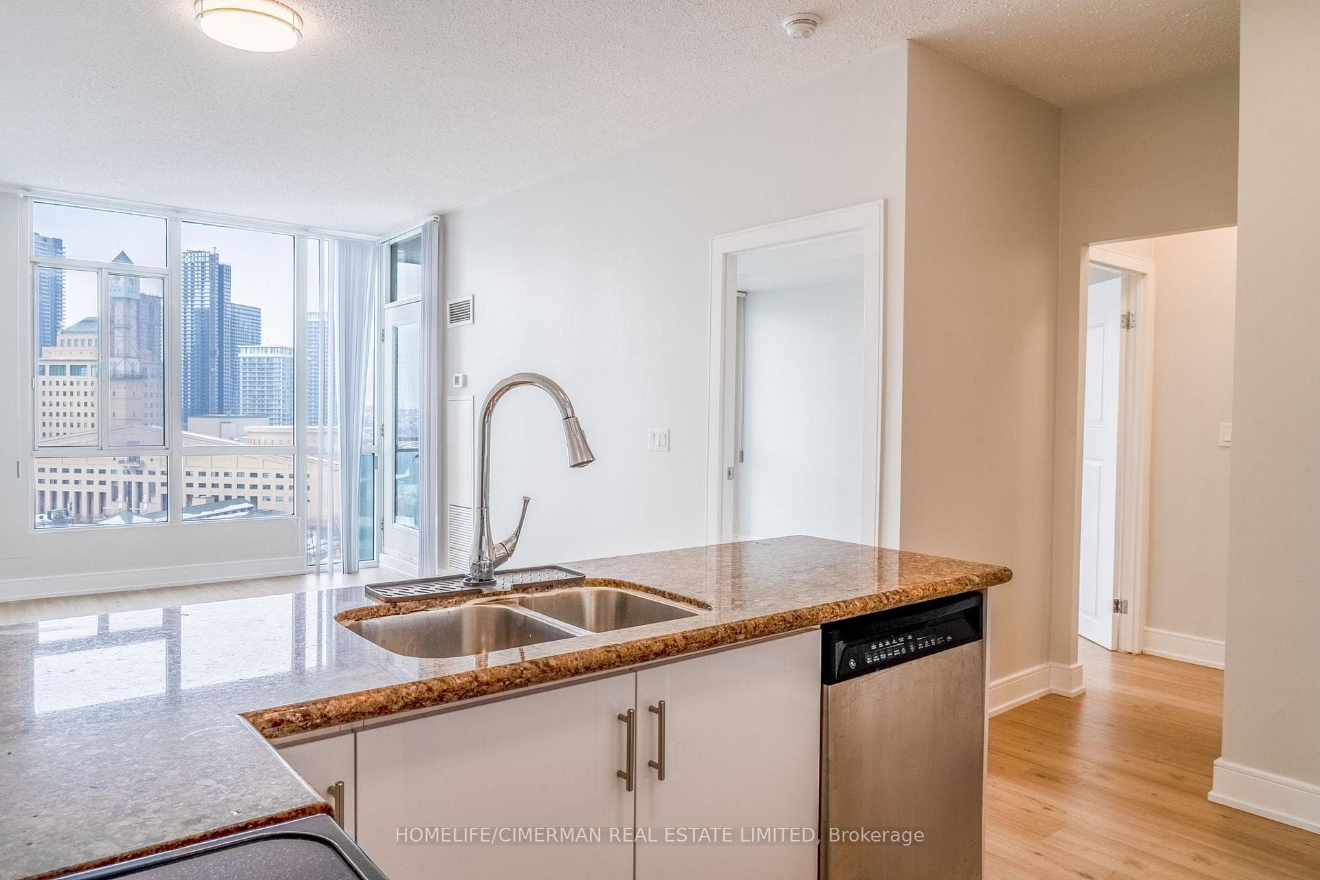 220 Burnhamthorpe Road Unit 1508 photo 8