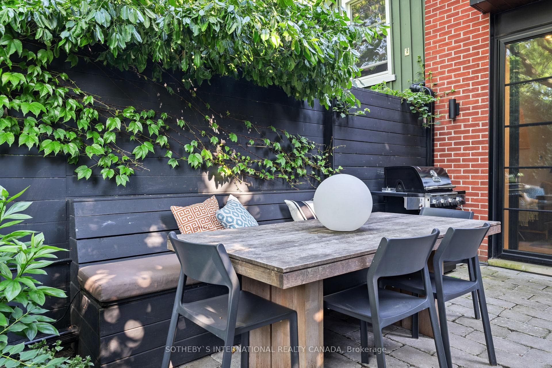 352 Wellesley Street photo 21