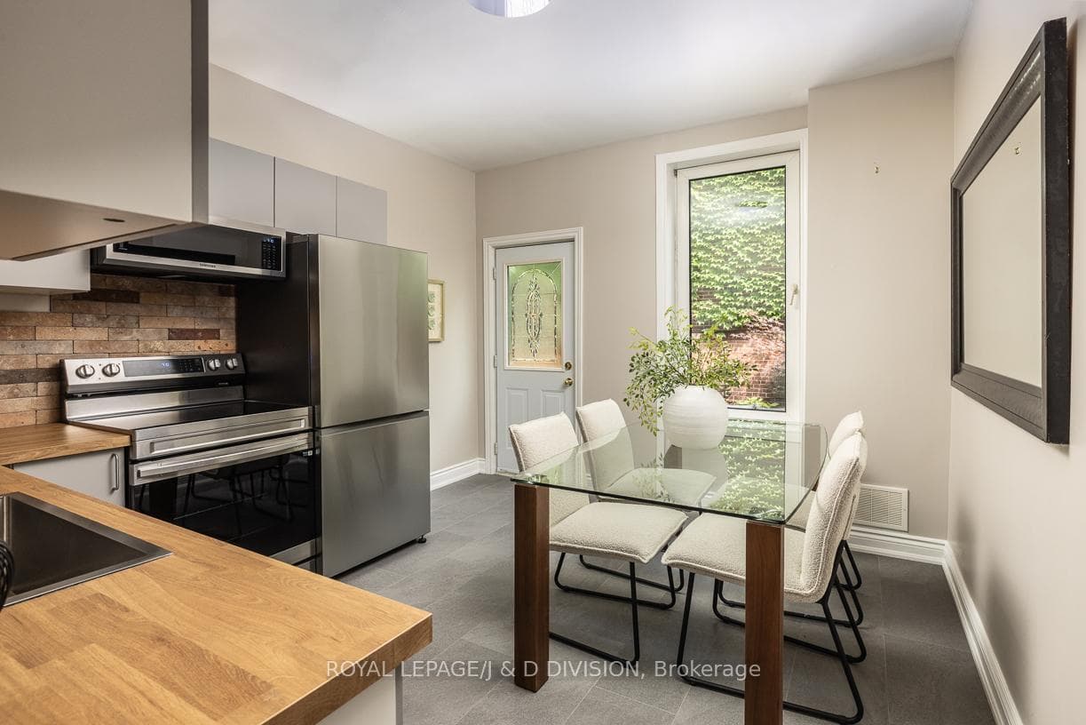 Eat-in Kitchen