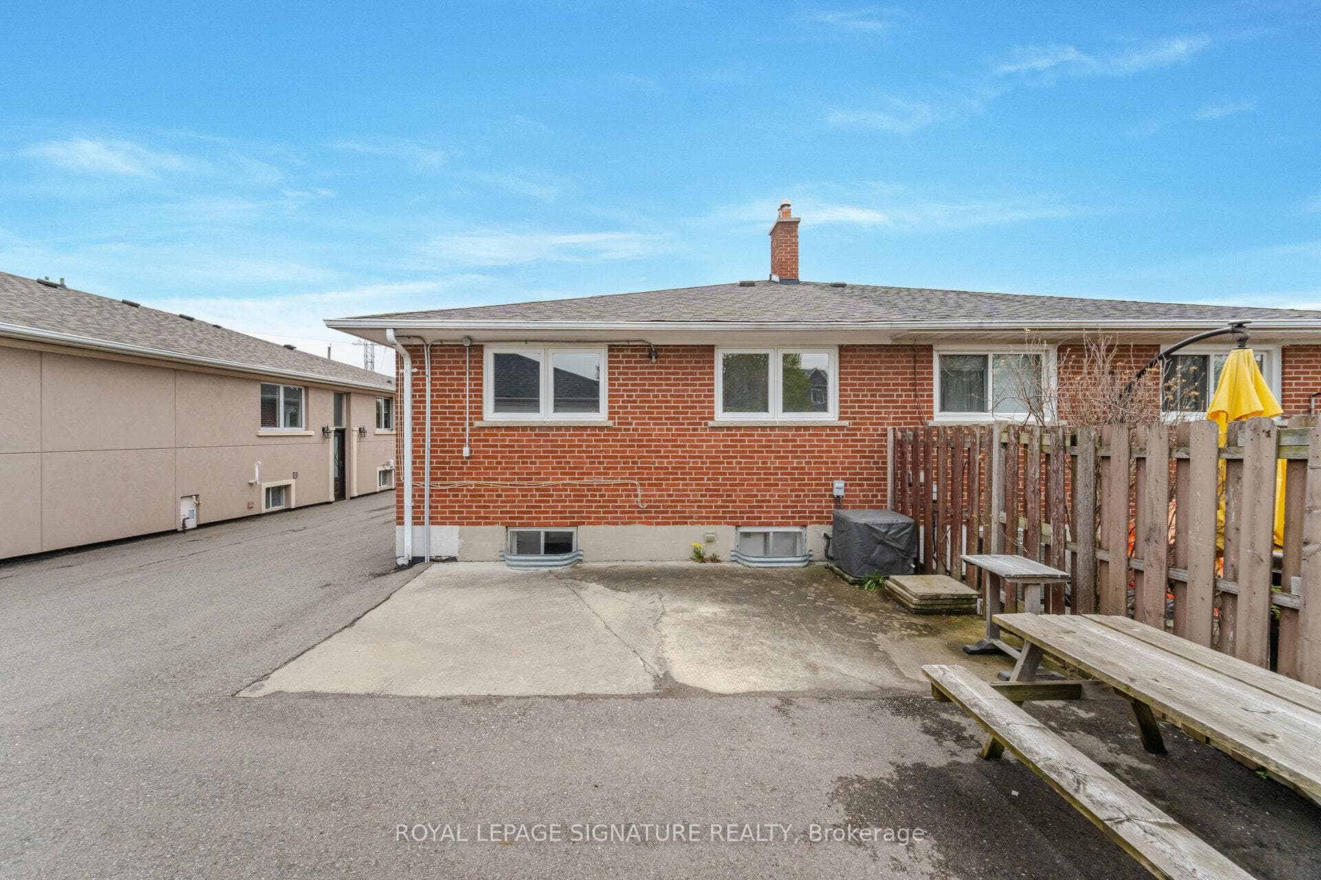 1586 Coram Crescent photo 35