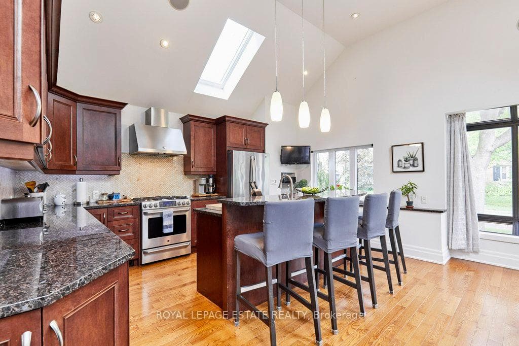 Large centre island with granite counters
