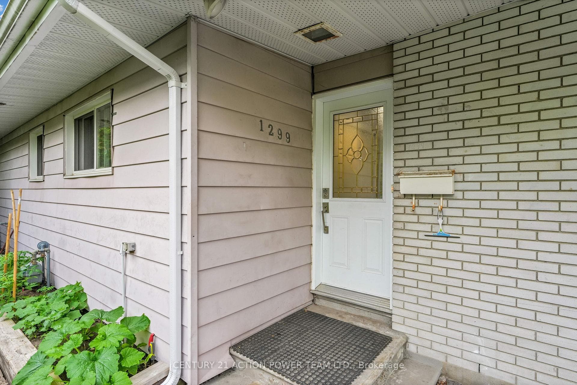 1299 Meadowlands Drive photo 2