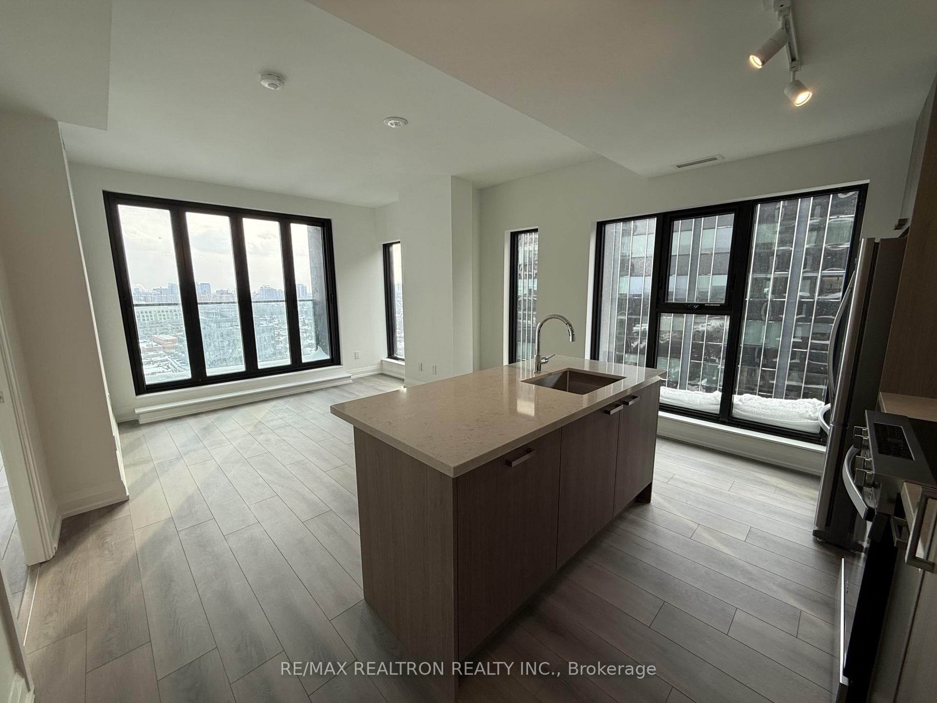 20 Soudan Avenue Unit 1607 photo 2
