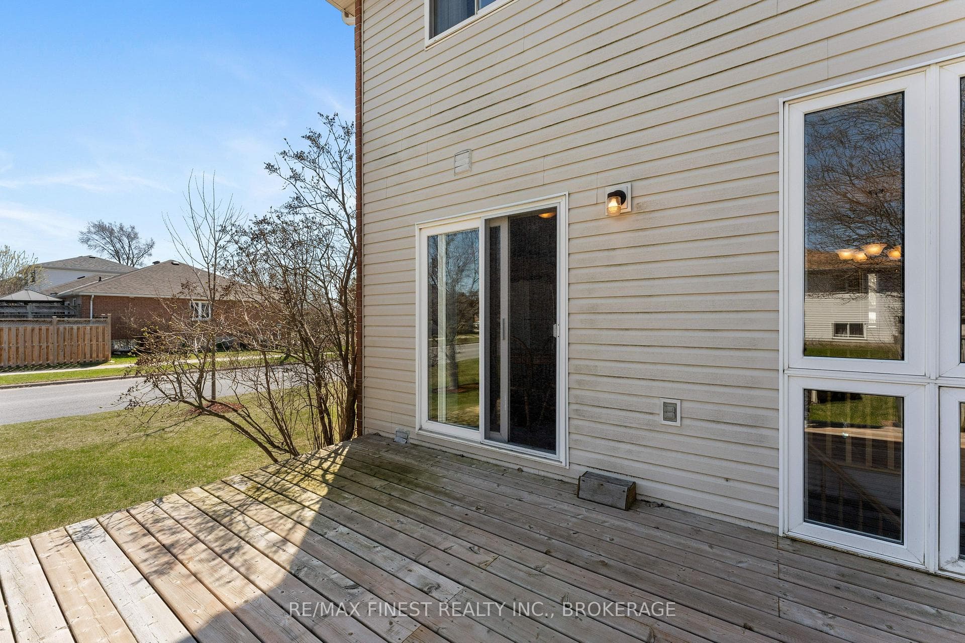 230 Ellesmeer Avenue photo 37